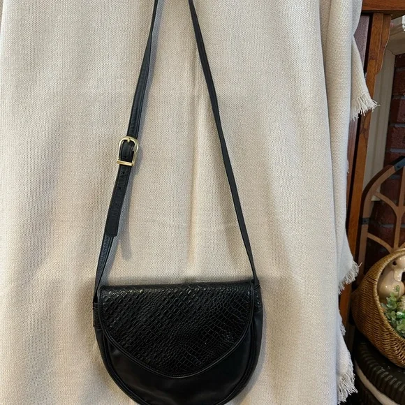 Vintage Black Leather Shoulder Bag: Bags by Deena - Picture 4 of 5